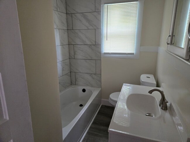 Building Photo - 4 Bedroom 2 bath Home For Rent - Heart of Florence