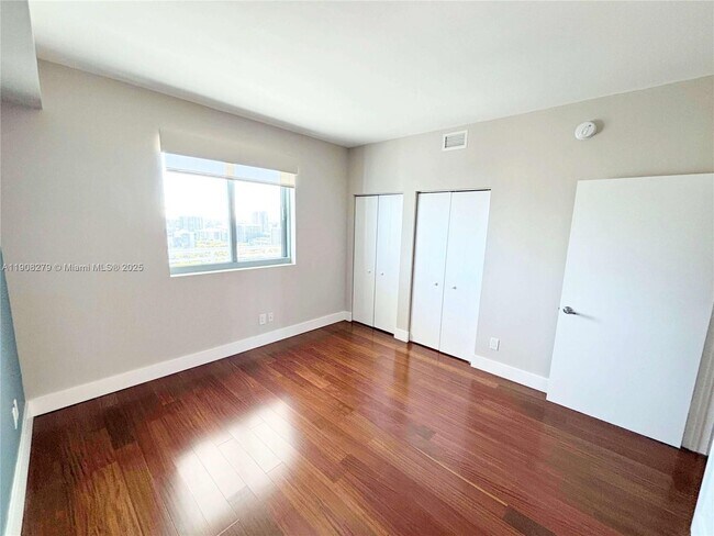 Building Photo - 601 NE 36th St