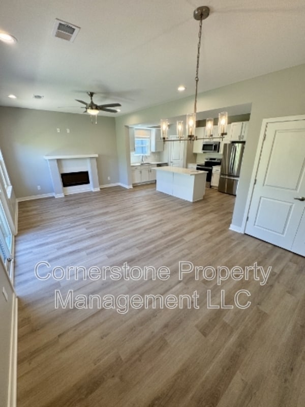 Building Photo - 8431 Valley Spring Dr