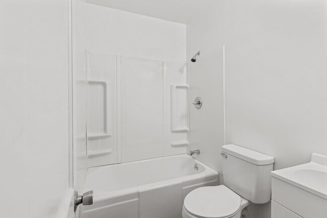 Building Photo - Charming & Newly Renovated 3 Bedroom 2 Bat...