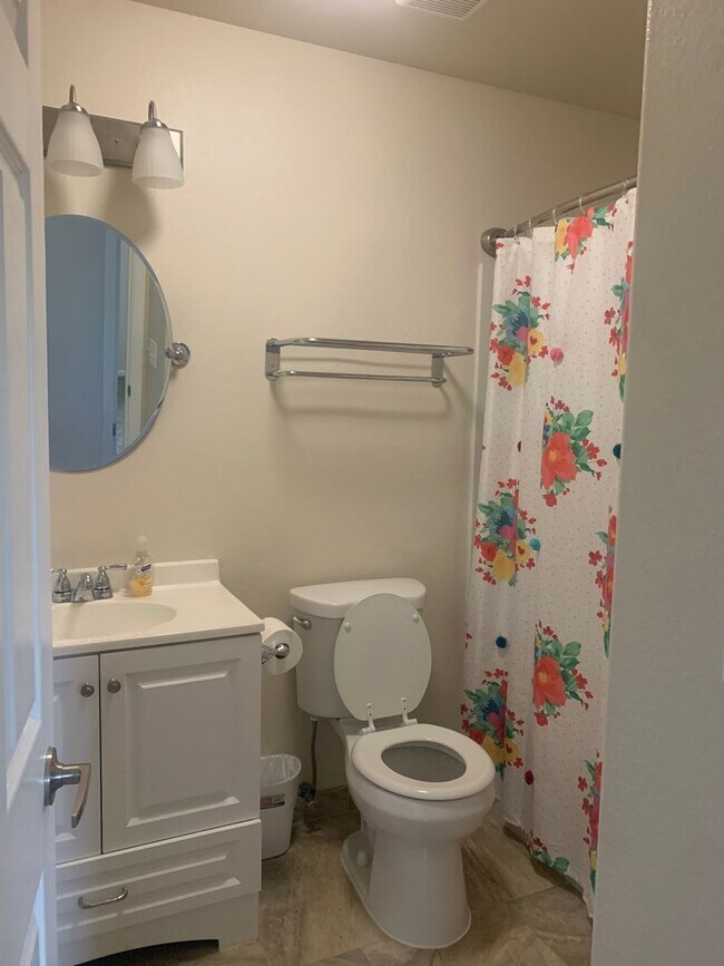 Building Photo - 3 BR 2 BA Available Now