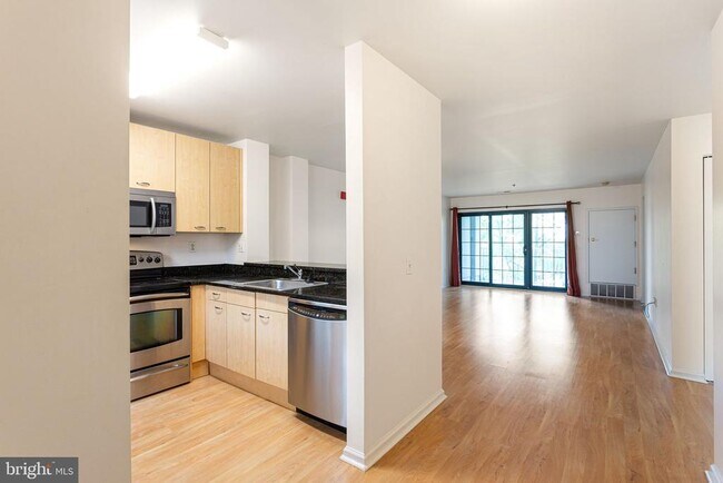Building Photo - 2 Leverington Ave