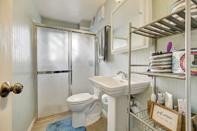 Building Photo - Charming 3-Bed Home with Bonus Room, Firep...