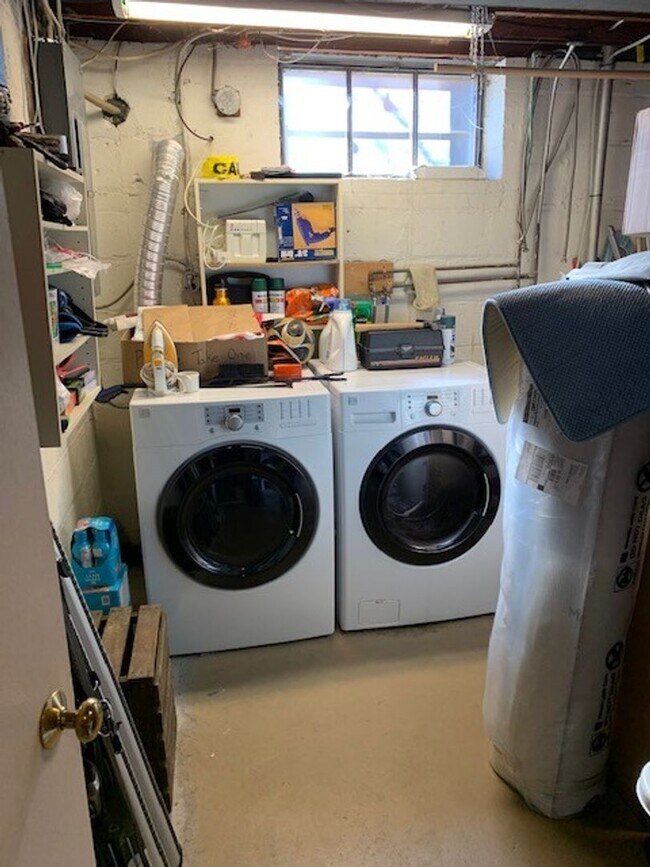 Building Photo - Beautiful 2 Bedroom 1 Bathroom End Unit, B...