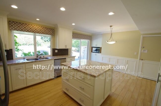 Building Photo - 5827 Fairhaven Ave