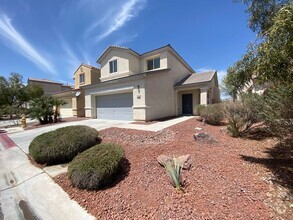 Building Photo - Gorgeous 3bed / 2.5bath home in the Silver...