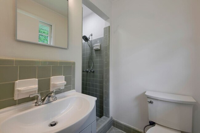 Building Photo - Awesome 3BE/2BA ranch style home in the We...