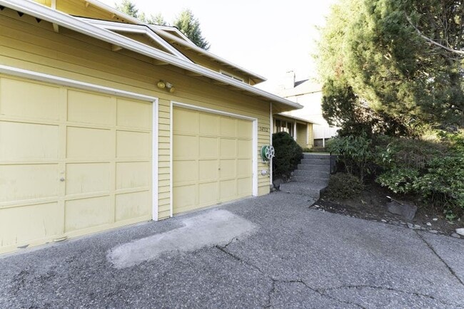Building Photo - 3 bedroom in Bellevue WA 98006