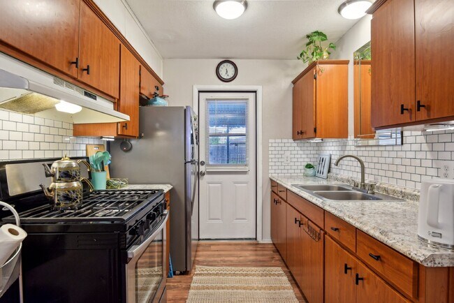 Building Photo - 1602 Lone Oak Ave