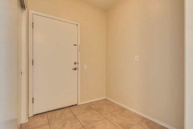 Building Photo - 6868 Sky Pointe Dr