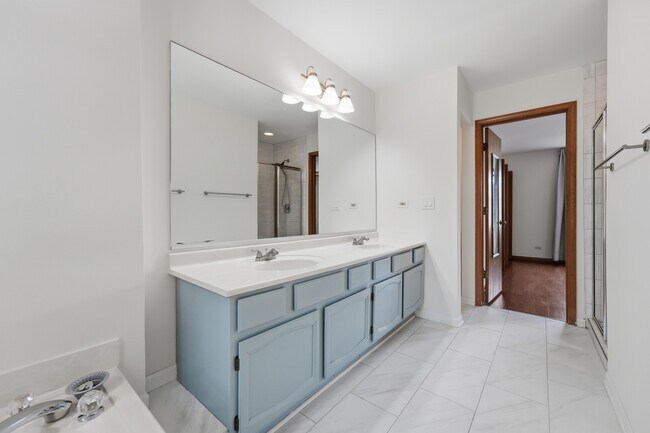 Building Photo - 1404 W Sapphire Dr