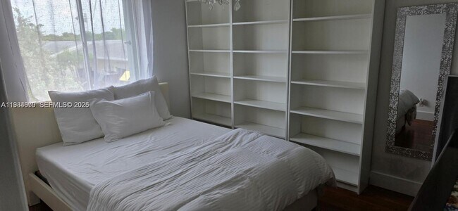 Building Photo - 21255 NE 8th Pl