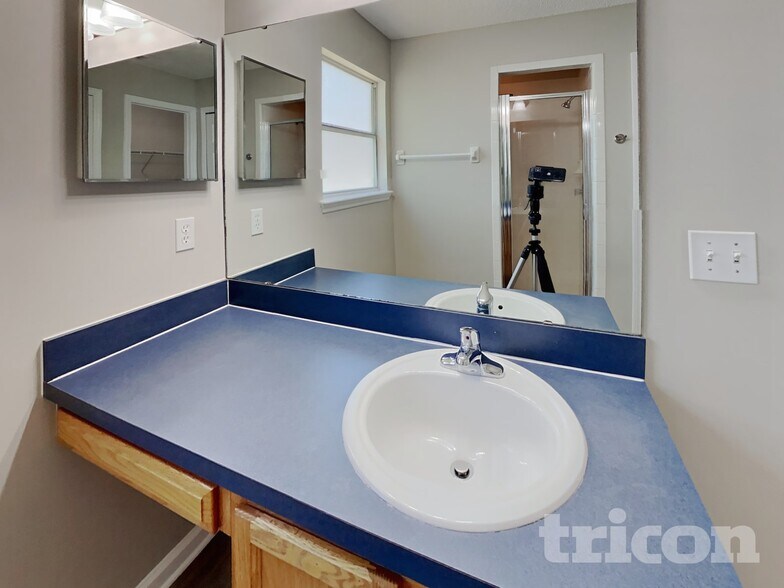 Building Photo - 500 Prosperity Lake Dr