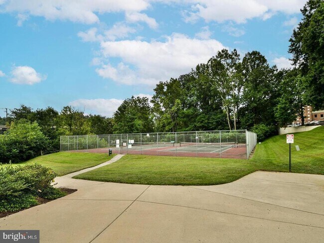 Building Photo - 10201 Grosvenor Pl