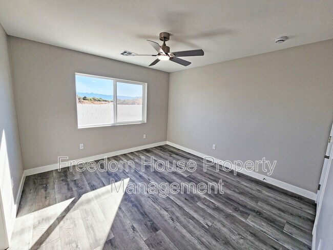 Building Photo - 861 Valiant Ave