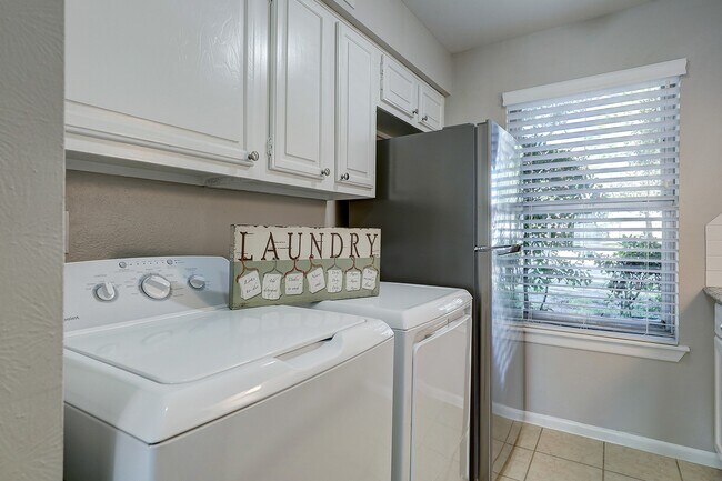 Building Photo - 7913 Ellinger Ln