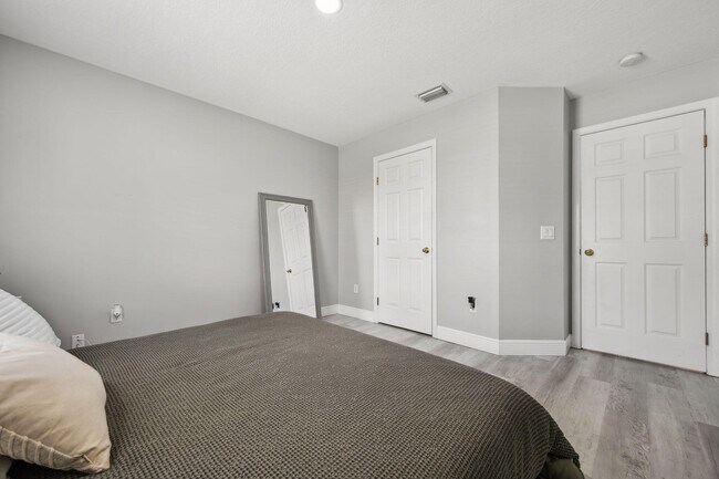 Building Photo - 249 SW Aubudon Ave