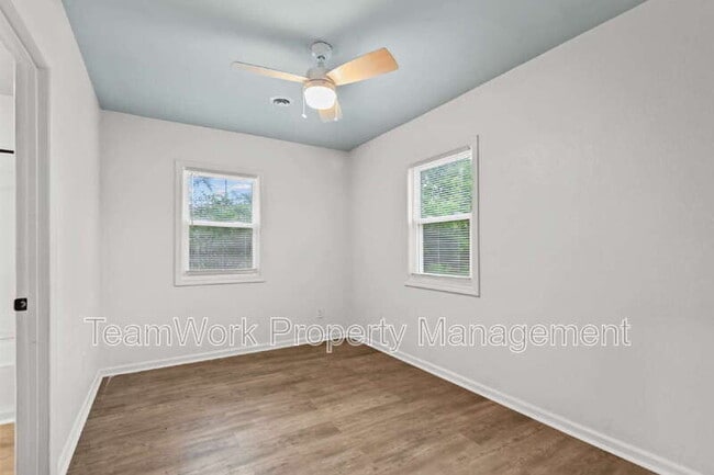Building Photo - 3020 Azalea Dr