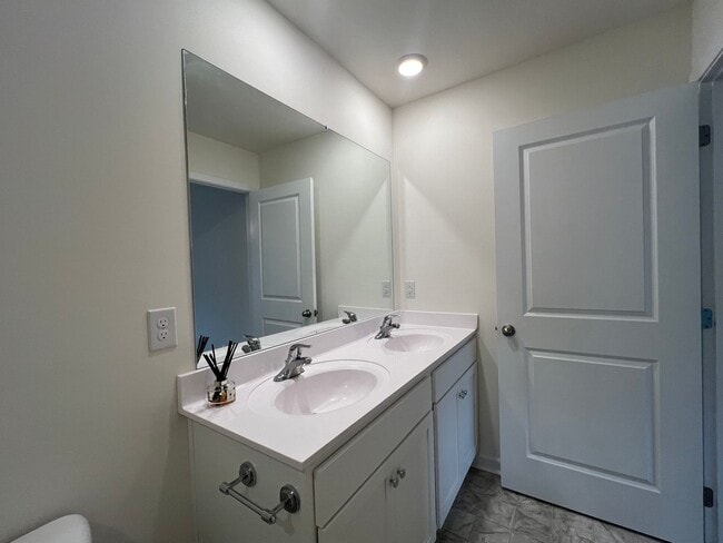 Building Photo - Beautiful Condo located in North Johnson City