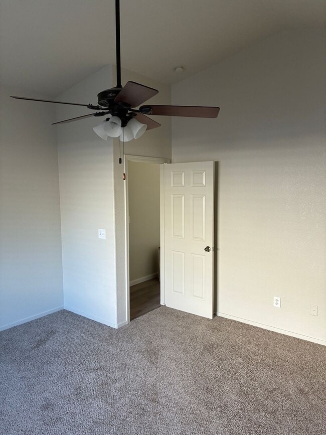 Building Photo - 3 Bedroom 2 Bath Home