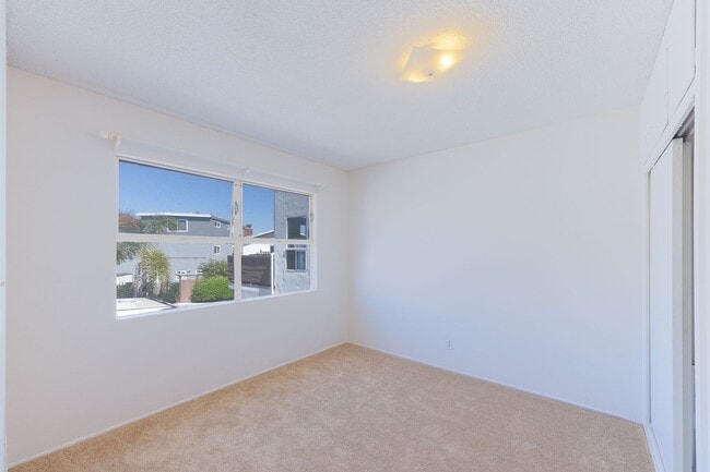 Building Photo - 137 Simi Ave