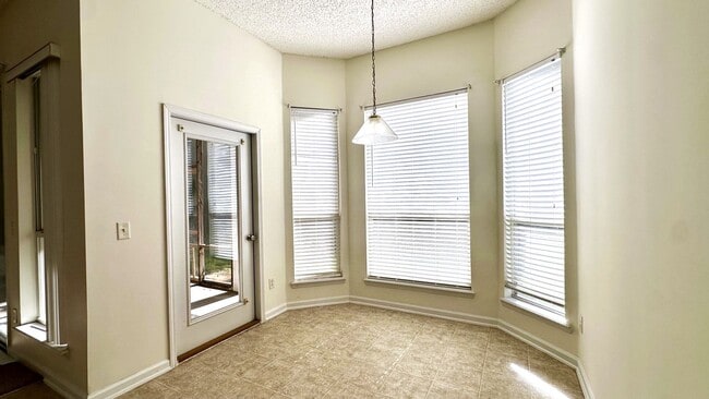 Building Photo - 3 bed/2 bath home, conveniently located in quiet Meadowfield Bluff