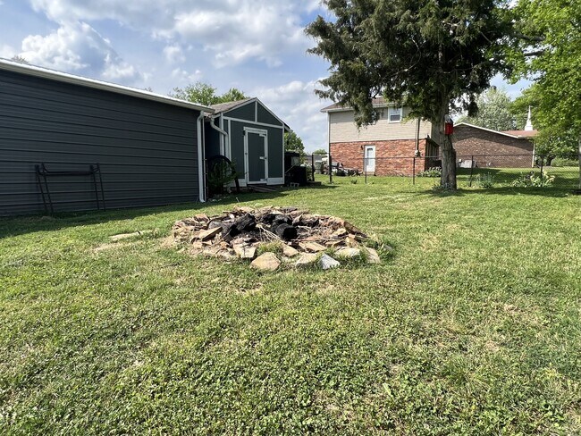 Building Photo - 120 Lake Point Dr