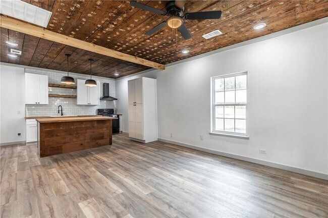 Building Photo - Beautifully remodeled single family home, ...