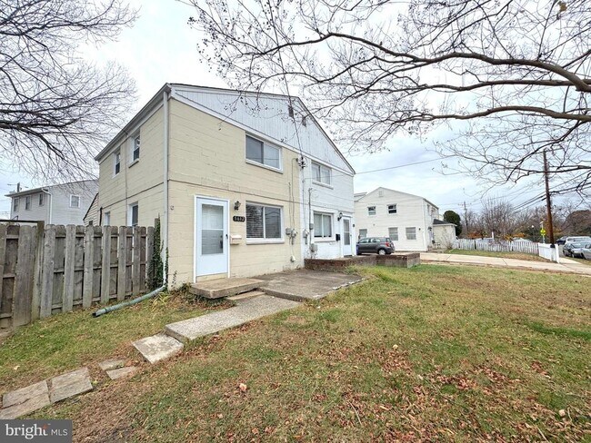 Building Photo - 5612 7th Rd S