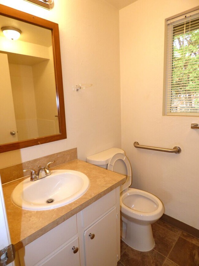 Building Photo - Rent Special: 1/2 Off July's Rent!! Ground Level 1 Bedroom 1 Bath W/ AC