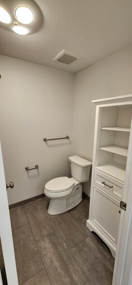 Master bathroom - 1100 Opal St