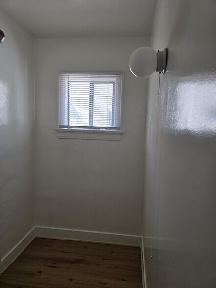 Building Photo - 2812 3/4 Hillcrest Dr