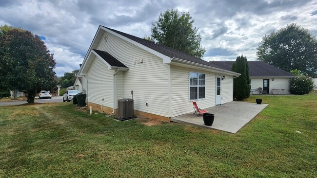 Building Photo - 1524 Mayberry Ln