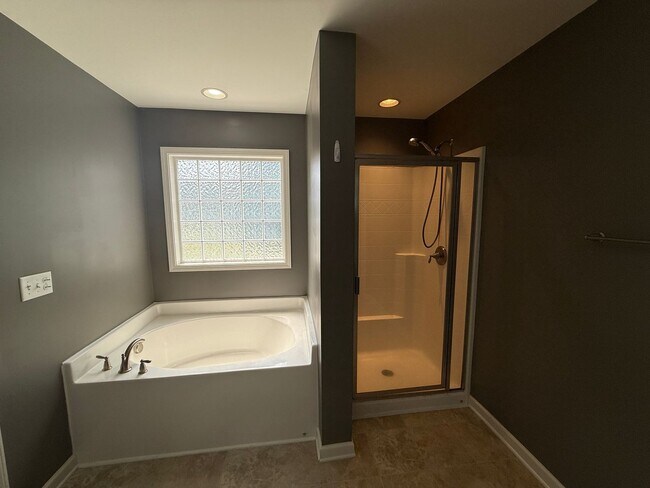 Building Photo - Gorgeous 3 Bed 2.5 Bath Plus Loft Home on ...