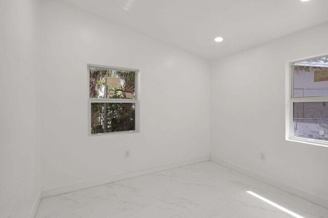 Building Photo - 1530 NW 18th Ct