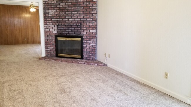 Building Photo - Charming 2 Bedroom Duplex in Fair Oaks!
