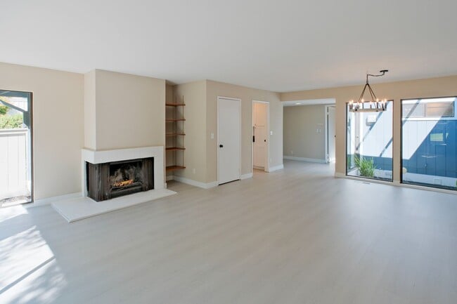 Building Photo - Spacious 3 Bedroom 2 Bath townhome for ren...