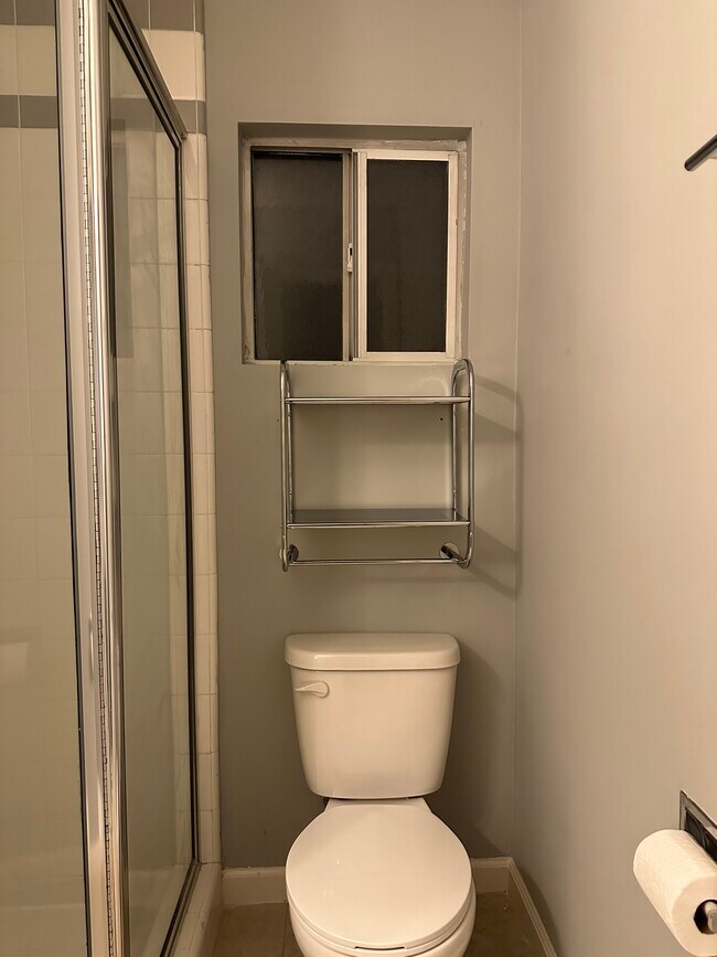 Building Photo - 2026 Holly Hill Ter