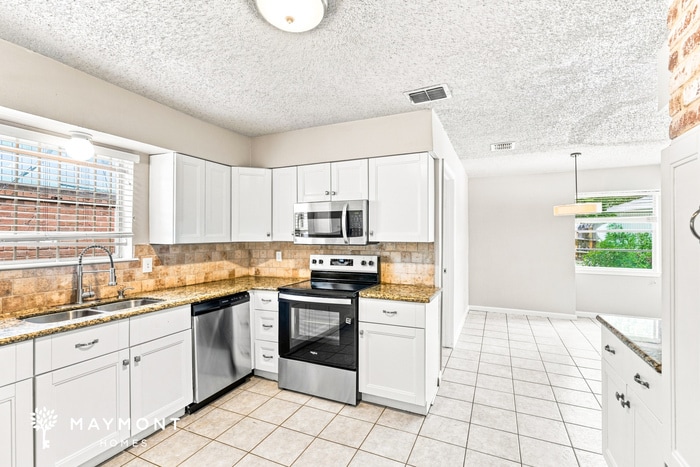 Building Photo - 7218 Jadewood Dr