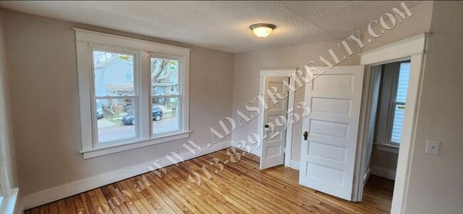 Building Photo - Large 2-story 4 Bed 1.5 Bath Home in Leave...