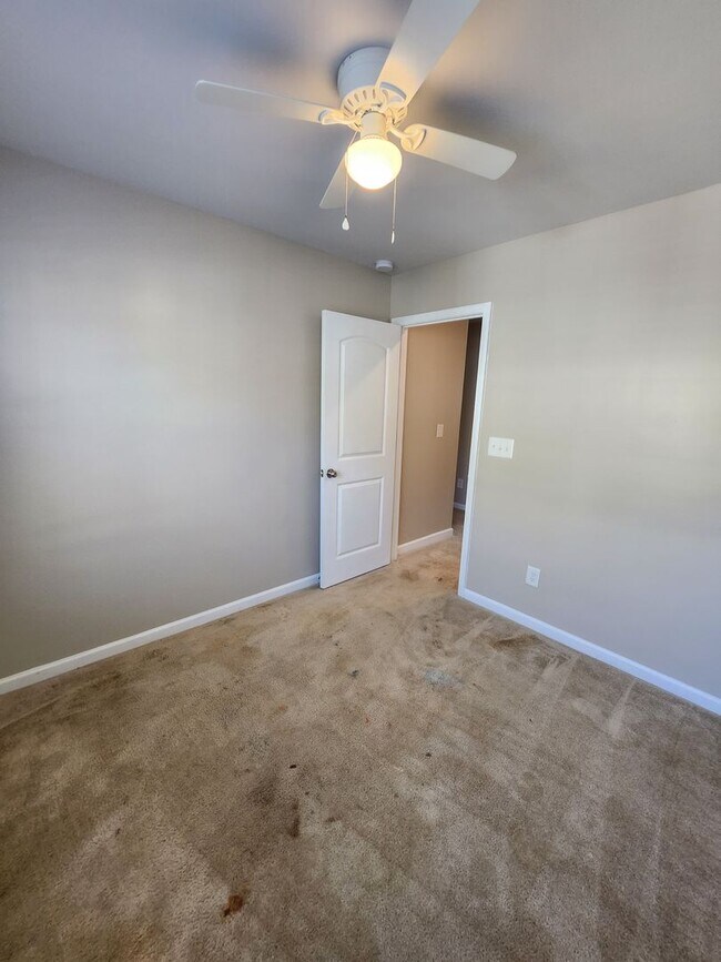 Building Photo - 3 bedroom townhome in university