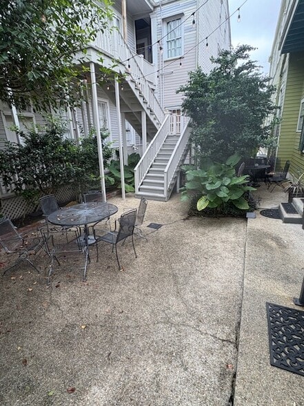 Shared Courtyard - 1452 Saint Mary St