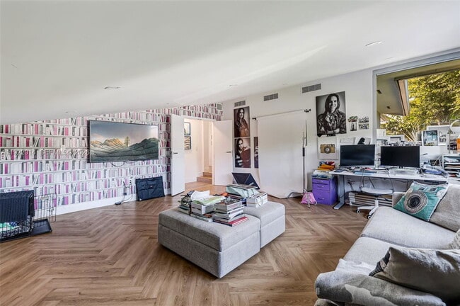 Building Photo - 79 Shore Dr W