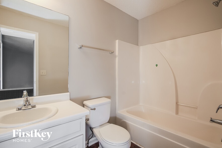 Building Photo - 1166 Locust Dr