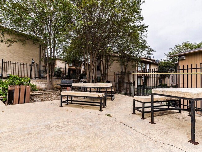 Building Photo - 2124 Burton Dr