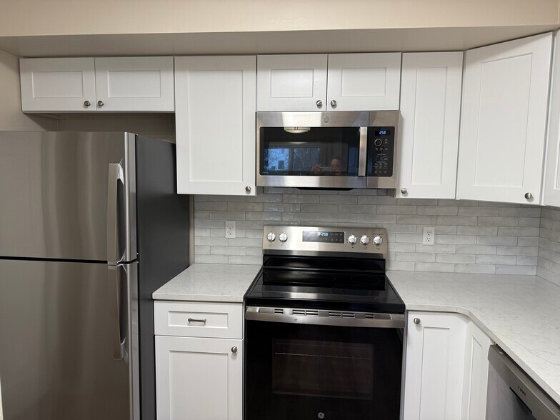 Building Photo - 1390 Cedarwood Dr