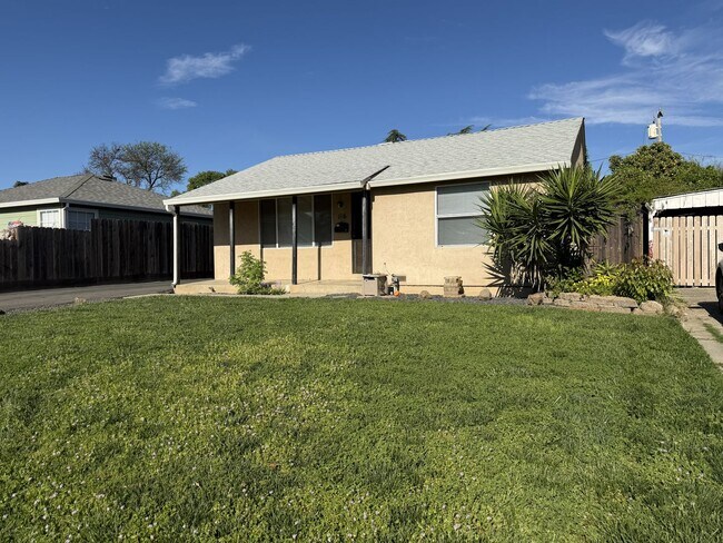 Building Photo - Charming 2/1 close to downtown!