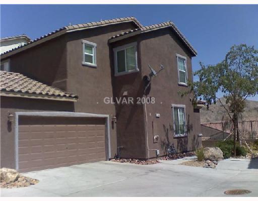 Building Photo - GREAT TOWNHOME LOCATED IN GATED COMMUNITY!!