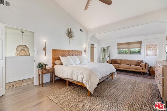 Building Photo - 810 Commonwealth Ave