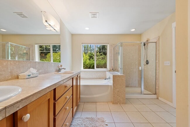 Building Photo - 3Bd/2.5Ba Kirkland Townhouse